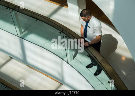 London, UK. 25. Mai 2017. Mitarbeiter und Kunden in Peter Jones (Sloane Square) beobachten eine Minuten Stille zu gedenken der Opfer des Angriffs Manchester. London, 25. Mai 2017. Bildnachweis: Guy Bell/Alamy Live-Nachrichten Stockfoto