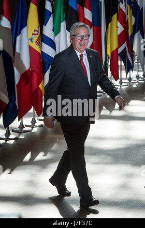 Jean-Claude Juncker, der Präsident der Europäischen Kommission kommt für das Treffen US - EU mit Präsident Donald J. Trump (nicht im Bild) auf dem Europäischen Rat in Brüssel am 25.05.2017 Trump zahlt Besuch in Belgien, North Atlantic Treaty Organization (NATO)-Gipfel teilnehmen und Staats-und Regierungschefs von Wiktor Dabkowski treffen | weltweite Nutzung Stockfoto