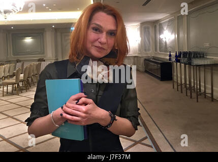 Die preisgekrönte türkische Autorin Asli Erdogan stellt bei der Vereinigung der türkischen Verleger Award-Show in Istanbul, Türkei, 23. Mai 2017. Sie erhält die Auszeichnung für die Freiheit der Meinung und Gedanken. Sechs weitere Auszeichnungen ist sie nicht in der Lage, persönlich durch das Verbot der Ausreise zu sammeln. Foto: Linda sagen/dpa Stockfoto