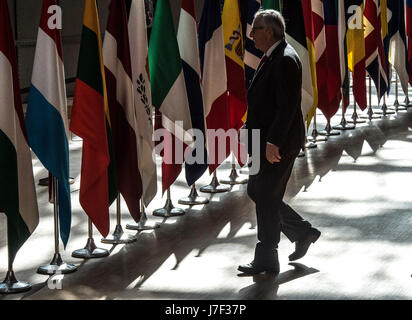 Jean-Claude Juncker, der Präsident der Europäischen Kommission kommt für das Treffen US - EU mit Präsident Donald J. Trump (nicht im Bild) auf dem Europäischen Rat in Brüssel am 25.05.2017 Trump zahlt Besuch in Belgien, North Atlantic Treaty Organization (NATO)-Gipfel teilnehmen und Staats-und Regierungschefs von Wiktor Dabkowski treffen | weltweite Nutzung Stockfoto