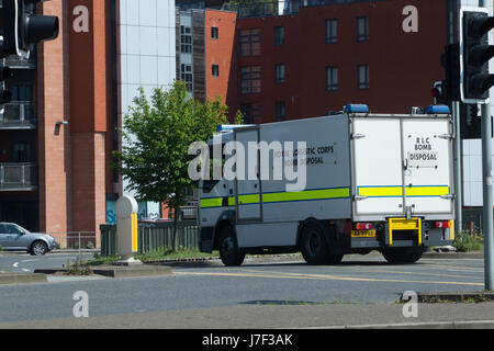 Manchester, UK. 25. Mai 2017. Bombe Beseitigung Fan .police schließen Mancunian Weise wegen verdächtigen Paket außerhalb Wohnblocks aus Chorlton Straße Manchester, 10.30 Uhr 25.5.17 vor 1 Minuten Stille am Saint Ann Platz 25.5.2017. Manchester. Folgenden Bombenanschlag in Manchester Arena in der Nacht vom 22.5.2017 dem Popkonzert mit Ariana Grande stattfand. Bildnachweis: GARY ROBERTS/Alamy Live-Nachrichten Stockfoto