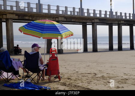 Durban, Südafrika, 25. Mai 2017. Südafrika Wetter. Die Menschen genießen die schöne Herbst-Bedingungen direkt am Strand in den milden Bedingungen. Kredit Paul Gregg/Alamy Live-Nachrichten Stockfoto