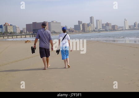 Durban, Südafrika, 25. Mai 2017. Südafrika Wetter. Die Menschen genießen die schöne Herbst-Bedingungen direkt am Strand in den milden Bedingungen. Kredit Paul Gregg/Alamy Live-Nachrichten Stockfoto