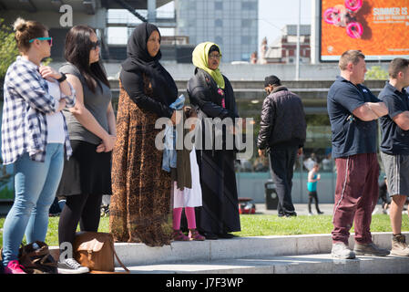 Manchester, UK. 25. Mai 2017. Mitmachen in einer Minute Stille zum Gedenken an die Opfer der Bombardierung von Manchester Arena, im zentralen Manchester, Vereinigtes Königreich auf Donnerstag, 25. Mai 2017. Polizei des Großraums Manchester behandeln die Explosion nach dem Ariana Grande-Konzert, das am 22.05.2017 in Manchester Arena stattfand, als eines terroristischen Anschlags. Bildnachweis: Jonathan Nicholson/Alamy Live-Nachrichten Stockfoto