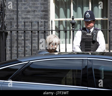 London, UK., 25. Mai 2017. Premierminister Theresa Mai verlässt Downing Street für Brüssel für den NATO-Gipfel-Kredit: Keith Larby/Alamy Live News Stockfoto