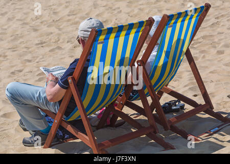 Bournemouth, Dorset, UK. 25. Mai 2017. UK-Wetter: heißer Sonnentag mit ununterbrochenen Sonnenschein als Temperaturen steigen und Besucher an den Strand, die Sonne genießen und erhalten eine Tan Gutschrift: Carolyn Jenkins/Alamy Live News Stockfoto