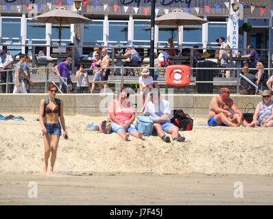 Lyme Regis, Dorset, UK. 25. Mai 2017. Lyme Regis Strand beginnt zu füllen, da Sonnenschein und die Temperaturen klettern auf einer sonnigen Bank Holiday Wochenende zeigen. Bildnachweis: Tom Corban/Alamy Live-Nachrichten Stockfoto