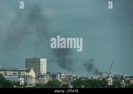 London, UK. 25. Mai 2017. Rauch steigt aus einer Baustelle Feuer in Kings Cross löst Besorgnis unter den Menschen im Café Peter Jones, aus Angst, dass es eines terroristischen Anschlags sein könnte. Nerven sind am Rand bei Anzeichen von etwas aus dem üblichen heraus. London, 25. Mai 2017. Bildnachweis: Guy Bell/Alamy Live-Nachrichten Stockfoto