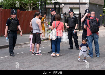 Manchester, UK. 25. Mai 2017. Polizei erlaubt es den Anwohnern zurück nach Bombenalarm in Castlefield Campus, South Manchester Credit: Vincent Abtei/Alamy Live News Stockfoto