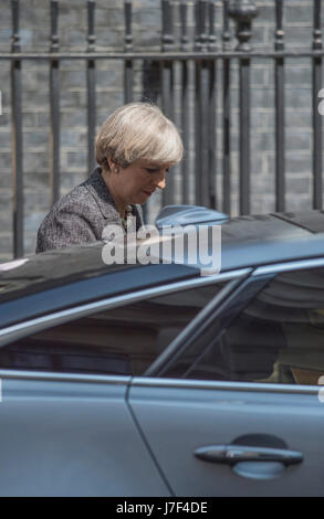Downing Street, London, UK. 25. Mai 2017. Düstere Premierminister Theresa Mai verlässt Downing Street zum NATO-Gipfel in Brüssel. Bildnachweis: Malcolm Park Leitartikel/Alamy Live-Nachrichten. Stockfoto