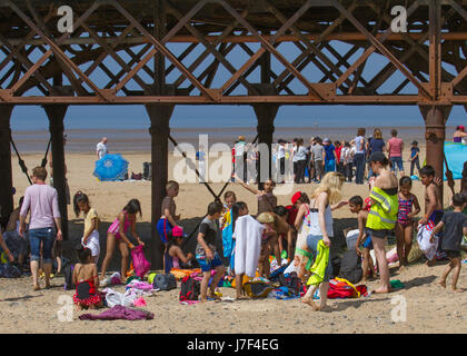 Lytham St Annes, Lancashire, UK. Großbritannien Wetter. 25. Mai 2017. Heißesten Tag des Jahres am Pier und Strand. Touristen-Leiter zu den unberührten Sandstränden von Lytham Hitzewelle zu genießen. Die Award Gewinner Strand ist ein Paradies für Touristen und Urlauber und dient für eine breite Palette von Aktivitäten. Der Strand selbst bei St Annes, an der Küste von Fylde, ist eine riesige Fläche mit goldenem Sand; perfekt für herumlaufen auf und Sandburgen. Kredite; MediaWorldImages/AlamyLiveNews Stockfoto