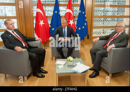 Brüssel, Bxl, Belgien. 25. Mai 2017. Türkischer Präsident Recep Tayyip Erdogan (L) wird von Jean-Claude Juncker, der Präsident des European Commission (R) und Donald Tusk, der Präsident der European Council (C) begrüßt, als er vor dem Treffen am Sitz des Europäischen Rates in Brüssel auf 25.05.2017 von Wiktor Dabkowski Credit ankommt: Wiktor Dabkowski/ZUMA Draht/Alamy Live News Stockfoto