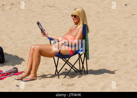 Lytham St Annes, Lancashire, UK. Großbritannien Wetter. 25. Mai 2017. Heißesten Tag des Jahres am Pier und Strand. Touristen-Leiter zu den unberührten Sandstränden von Lytham Hitzewelle zu genießen. Die Award Gewinner Strand ist ein Paradies für Touristen und Urlauber und dient für eine breite Palette von Aktivitäten. Der Strand selbst bei St Annes, an der Küste von Fylde, ist eine riesige Fläche mit goldenem Sand; perfekt für herumlaufen auf und Sandburgen. Kredite; MediaWorldImages/AlamyLiveNews Stockfoto