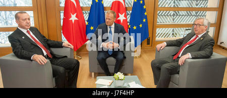 Brüssel, Bxl, Belgien. 25. Mai 2017. Türkischer Präsident Recep Tayyip Erdogan (L) wird von Jean-Claude Juncker, der Präsident des European Commission (R) und Donald Tusk, der Präsident der European Council (C) begrüßt, als er vor dem Treffen am Sitz des Europäischen Rates in Brüssel auf 25.05.2017 von Wiktor Dabkowski Credit ankommt: Wiktor Dabkowski/ZUMA Draht/Alamy Live News Stockfoto