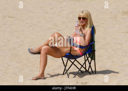 Lytham St Annes, Lancashire, UK. Großbritannien Wetter. 25. Mai 2017. Heißesten Tag des Jahres am Pier und Strand. Touristen-Leiter zu den unberührten Sandstränden von Lytham Hitzewelle zu genießen. Die Award Gewinner Strand ist ein Paradies für Touristen und Urlauber und dient für eine breite Palette von Aktivitäten. Der Strand selbst bei St Annes, an der Küste von Fylde, ist eine riesige Fläche mit goldenem Sand; perfekt für herumlaufen auf und Sandburgen. Kredite; MediaWorldImages/AlamyLiveNews Stockfoto