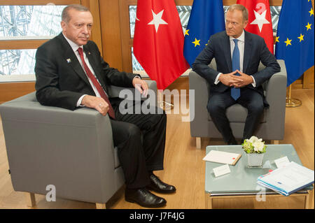 Brüssel, Bxl, Belgien. 25. Mai 2017. Türkischer Präsident Recep Tayyip Erdogan (L) wird von Donald Tusk, der Präsident der European Council (R) begrüßt, wie er vor dem Treffen am Sitz des Europäischen Rates in Brüssel, Belgien auf 25.05.2017 von Wiktor Dabkowski Kredit ankommt: Wiktor Dabkowski/ZUMA Draht/Alamy Live News Stockfoto