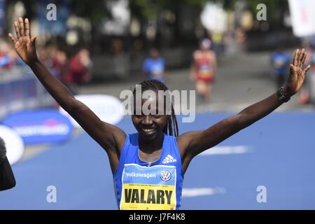 Valary Aiyabey Kenia feiert nach dem Sieg der Prag-Marathon mit einer Zeit von 02:21:57 auf Sonntag, 7. Mai 2017. (CTK Foto/Michal Krumphanzl) Stockfoto