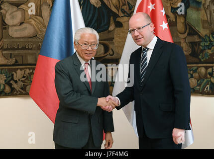 Der tschechische Ministerpräsident Bohuslav Sobotka (rechts) trifft singapurischer Präsident Tony Tan (links) in Prag, Tschechische Republik, 25. Mai 2017. (CTK Foto/Katerina Sulova) Stockfoto