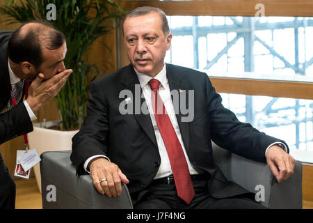 Brüssel, Belgien. 25. Mai 2017. Der türkische Präsident Recep Tayyip Erdogan kommt vor der Sitzung am Europäischen Rat Headquartersin Brüssel auf 25.05.2017 von Wiktor Dabkowski | Nutzung weltweit Credit: Dpa/Alamy Live-Nachrichten Stockfoto