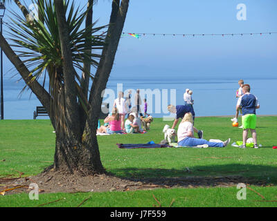 Largs, Schottland. 25. Mai 2017. Großbritannien Wetter. Menschen, die genießen eines sengenden Tages in Largs was verspricht der heißeste Tag des Jahres so weit sein. Alan Oliver/Alamy Live-Nachrichten Stockfoto