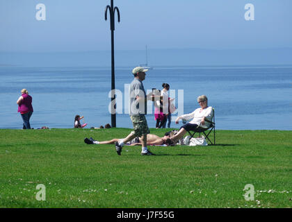 Largs, Schottland. 25. Mai 2017. Großbritannien Wetter. Menschen, die genießen eines sengenden Tages in Largs was verspricht der heißeste Tag des Jahres so weit sein. Alan Oliver/Alamy Live-Nachrichten Stockfoto