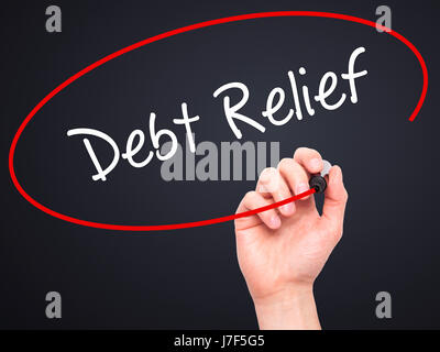 Hand des Mannes Debt Relief mit schwarzem Filzstift auf Bildschirm zu schreiben. Isoliert auf schwarz. Wirtschaft, Technologie, Internet-Konzept. Stock Foto Stockfoto