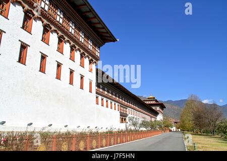 Tashicho Dzong oder Thimpu Palast. Buddhistisches Kloster und Festung am Nordrand der Stadt Thimpu in Bhutan. Stockfoto