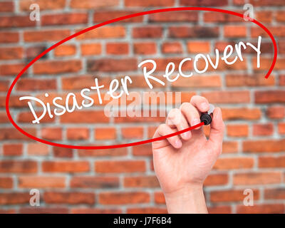 Hand des Mannes Disaster Recovery mit schwarzem Filzstift auf Bildschirm zu schreiben. Auf Hintergrund isoliert. Wirtschaft, Technologie, Internet-Konzept. Stock Foto Stockfoto