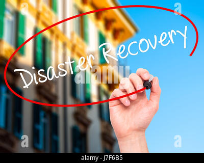Hand des Mannes Disaster Recovery mit schwarzem Filzstift auf Bildschirm zu schreiben. Auf Hintergrund isoliert. Wirtschaft, Technologie, Internet-Konzept. Stock Foto Stockfoto