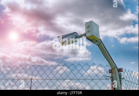 Stacheldraht und Überwachungskamera Stockfoto