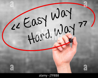 Mann Handschrift einfach Weg - harte Tour mit schwarzen Balken am Bildschirm. Auf Hintergrund isoliert. Wirtschaft, Technologie, Internet-Konzept. Stock Foto Stockfoto