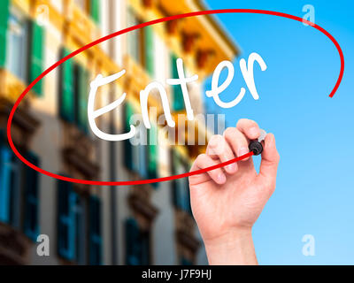 Hand des Mannes Enter mit schwarzem Filzstift auf Bildschirm zu schreiben. Auf Hintergrund isoliert. Wirtschaft, Technologie, Internet-Konzept. Stock Foto Stockfoto