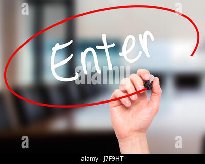 Hand des Mannes Enter mit schwarzem Filzstift auf Bildschirm zu schreiben. Auf Hintergrund isoliert. Wirtschaft, Technologie, Internet-Konzept. Stock Foto Stockfoto