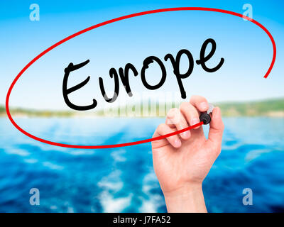Hand des Mannes Europa mit schwarzem Filzstift auf Bildschirm zu schreiben. Isoliert auf Natur. Wirtschaft, Technologie, Internet-Konzept. Stock Foto Stockfoto