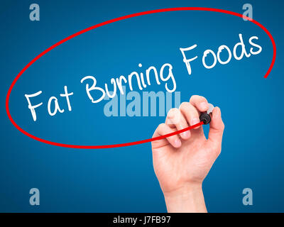Hand des Mannes Fat Burning Foods mit schwarzem Filzstift auf Bildschirm zu schreiben. Isoliert auf blau. Wirtschaft, Technologie, Internet-Konzept. Stock Foto Stockfoto