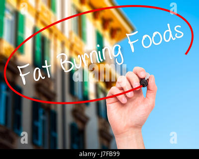 Hand des Mannes Fat Burning Foods mit schwarzem Filzstift auf Bildschirm zu schreiben. Isoliert auf Stadt. Wirtschaft, Technologie, Internet-Konzept. Stock Foto Stockfoto