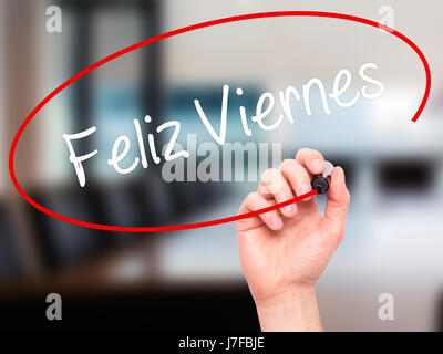 Hand des Mannes Feliz Viernes (Happy Freitag In Spanisch) mit schwarzem Filzstift auf Bildschirm zu schreiben. Auf Hintergrund isoliert. Wirtschaft, Technologie, Internet c Stockfoto