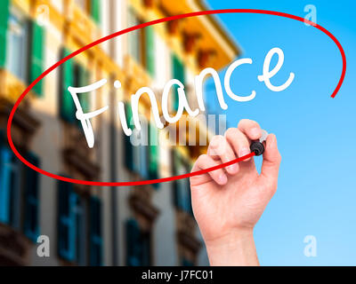 Hand des Mannes Finance mit schwarzem Filzstift auf Bildschirm zu schreiben. Auf Hintergrund isoliert. Wirtschaft, Technologie, Internet-Konzept. Stock Foto Stockfoto