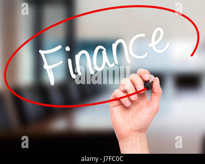 Hand des Mannes Finance mit schwarzem Filzstift auf Bildschirm zu schreiben. Auf Hintergrund isoliert. Wirtschaft, Technologie, Internet-Konzept. Stock Foto Stockfoto