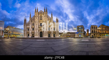 Mailand, Italien - 13. Januar 2015: Duomo di Milano (Mailand Kathedrale) und Piazza del Duomo in Mailand, Italien. Mailänder Dom ist die zweitgrößte katholische Stockfoto