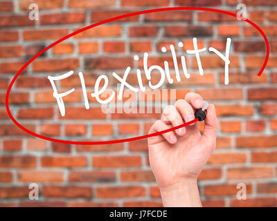 Hand des Mannes Flexibilität mit schwarzem Filzstift auf Bildschirm zu schreiben. Auf Hintergrund isoliert. Wirtschaft, Technologie, Internet-Konzept. Stock Foto Stockfoto