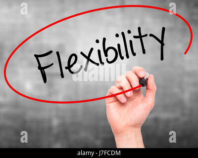 Hand des Mannes Flexibilität mit schwarzem Filzstift auf Bildschirm zu schreiben. Auf Hintergrund isoliert. Wirtschaft, Technologie, Internet-Konzept. Stock Foto Stockfoto