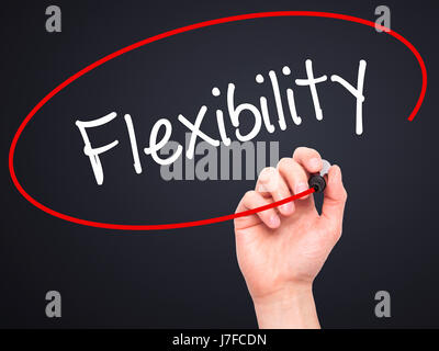 Hand des Mannes Flexibilität mit schwarzem Filzstift auf Bildschirm zu schreiben. Auf Hintergrund isoliert. Wirtschaft, Technologie, Internet-Konzept. Stock Foto Stockfoto