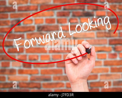 Hand des Mannes mit schwarzem Filzstift auf Bildschirm schreiben freuen. Isoliert auf Ziegel. Wirtschaft, Technologie, Internet-Konzept. Stock Foto Stockfoto