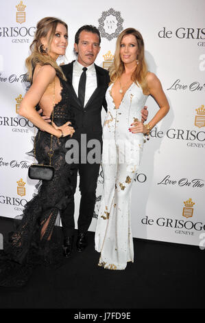 70 ° Cannes Filmfestival 2017, Red Carpet Party De Grisogono. Im Bild: Nicole Kimpel, Barbara Kimpel, Antonio Banderas Stockfoto