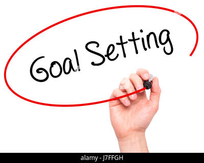 Hand des Mannes Goal Setting mit schwarzem Filzstift auf Bildschirm zu schreiben. Isoliert auf weiss. Wirtschaft, Technologie, Internet-Konzept. Stock Foto Stockfoto