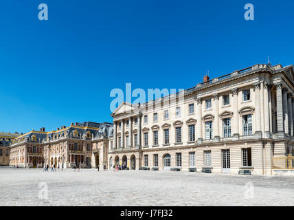 Die Cour Royale (königliche Hof) und Nordflügel, Chateau de Versailles (Schloss von Versailles), in der Nähe von Paris, Frankreich Stockfoto