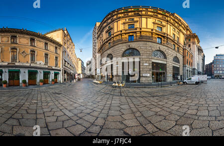 Mailand, Italien - 2. Januar 2015: Via Cesare Beccaria und Excelsior-Kaufhaus in Mailand. Excelsior-Store gehört zur Gruppe Münze die Italien ist Stockfoto