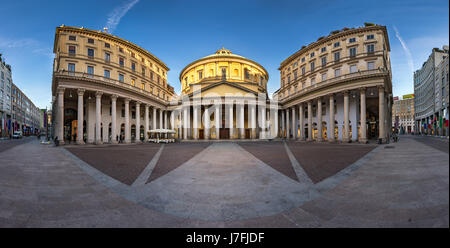 Mailand, Italien - 2. Januar 2015: San Carlo al Corso ist eine Neo-klassische Kirche im Zentrum von Mailand. Die Fassade der Kirche wurde im Jahre 1844 von Carlo Ama entworfen. Stockfoto