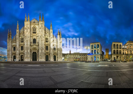 Mailand, Italien - 13. Januar 2015: Duomo di Milano (Mailand Kathedrale) und Piazza del Duomo in Mailand, Italien. Mailänder Dom ist die zweitgrößte katholische Stockfoto